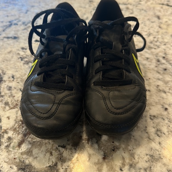 Boys Nike Tiempo Cleats size 1.5 - Picture 2 of 6